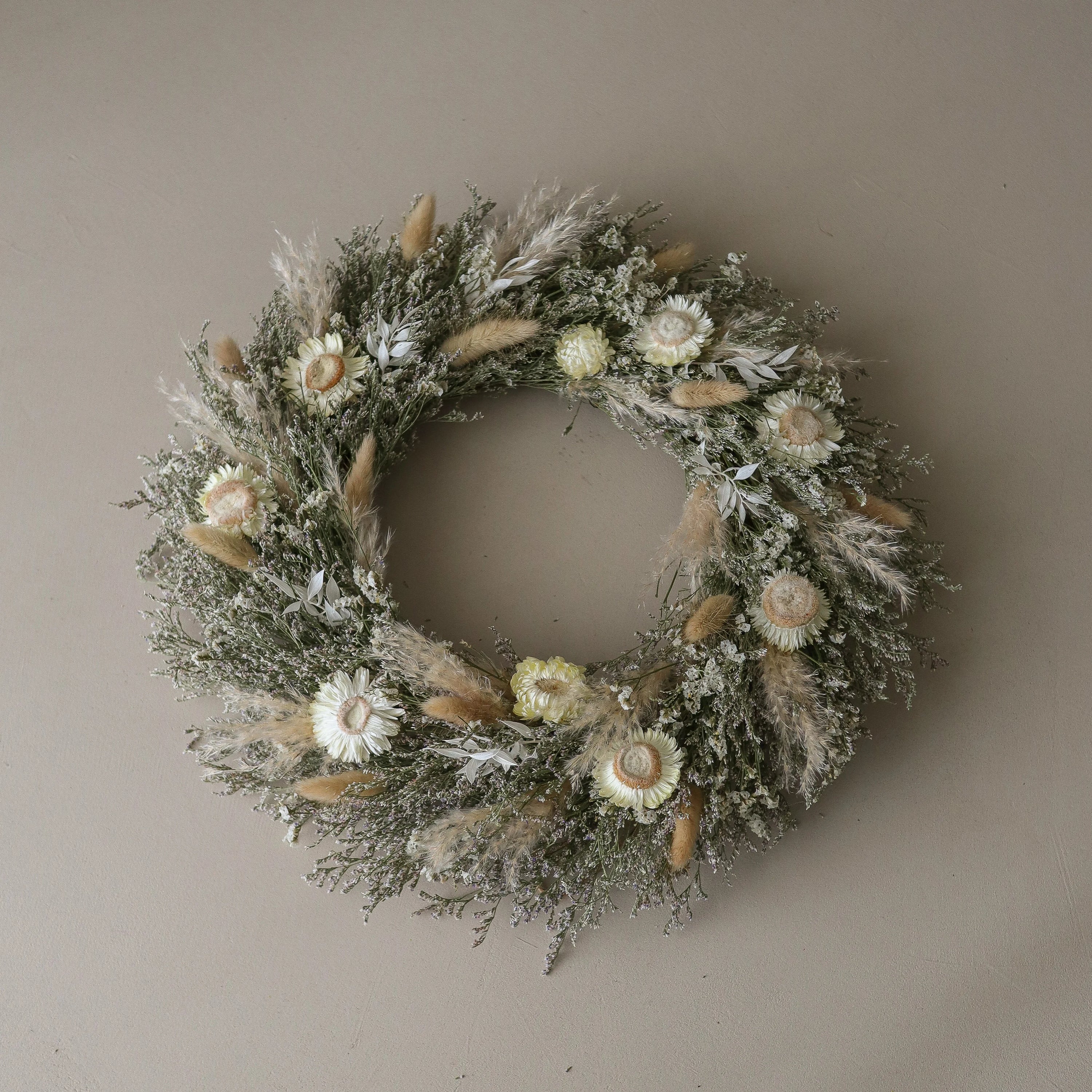 Quiet Oat Wreath D40 white
